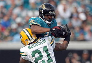 JACKSONVILLE, FL - DECEMBER 14:  Charles Woodson #21 of the Green Bay Packers attempts to tackle Maurice Jones-Drew #32 of the Jacksonville Jaguars during the game at Jacksonville Municipal stadium on December 14, 2008 in Jacksonville, Florida.  (Photo by Sam Greenwood/Getty Images)