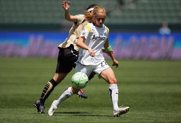 CARSON, CA - APRIL 19:  Manya Makoski #22 of the Los Angeles Sol dribbles the ball against FC Gold Pride during the WPS match at The Home Depot Center on April 19, 2009 in Carson, California. (Photo by Victor Decolongon/Getty Images)