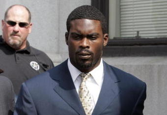 RICHMOND, VA - AUGUST 27:  Atlanta Falcons quarterback Michael Vick (R) leaves federal court August 27, 2007 in Richmond, Viriginia. Vick pleaded guilty to a federal dogfighting charge.  (Photo by Steve Helber-Pool/Getty Images)