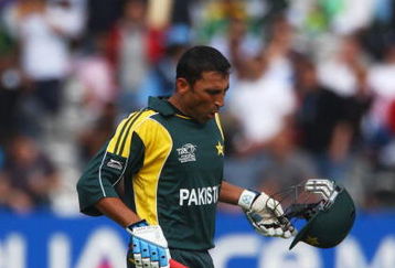LONDON, ENGLAND - JUNE 12: Younis Khan of Pakistan walks back after being dismissed by Lasith Malinga of Sri Lanka during the ICC World Twenty20 Super Eights match between Pakistan and Sri Lanka at Lord's on June 12, 2009 in London, England.  (Photo by Julian Herbert/Getty Images)