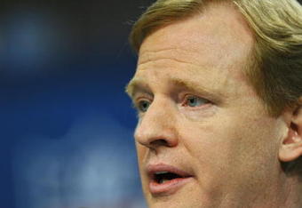 TAMPA, FL - JANUARY 30:  NFL Commissioner Roger Goodell addresses the media at the news conference prior to Super Bowl XLIII on January 30, 2009 at Tampa Convention Center in Tampa, Florida. (Photo by Drew Hallowell/Getty Images)