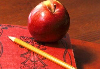 291-1371_red-apple-on-books-wit_crop_340x234