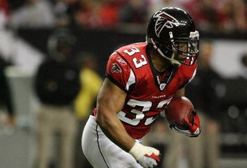 ATLANTA - DECEMBER 28:  Running back Michael Turner #33 of the Atlanta Falcons looks for room to run while taking on the St. Louis Rams at Georgia Dome on December 28, 2008 in Atlanta, Georgia. The Falcons defeated the Rams 31-27.  (Photo by Doug Benc/Getty Images)