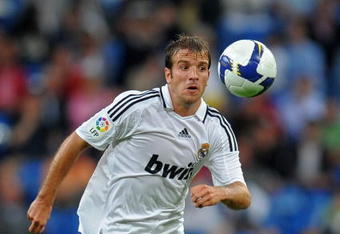 MADRID, SPAIN - MAY 24:  Rafael van der Vaart of Real Madrid runs with the ball during the La Liga match between Real Madrid and Mallorca at the Santiago Bernabeu Stadium on May 24, 2009 in Madrid, Spain. Real Madrid lost the match 3-1.  (Photo by Jasper Juinen/Getty Images)