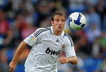 MADRID, SPAIN - MAY 24:  Rafael van der Vaart of Real Madrid runs with the ball during the La Liga match between Real Madrid and Mallorca at the Santiago Bernabeu Stadium on May 24, 2009 in Madrid, Spain. Real Madrid lost the match 3-1.  (Photo by Jasper Juinen/Getty Images)