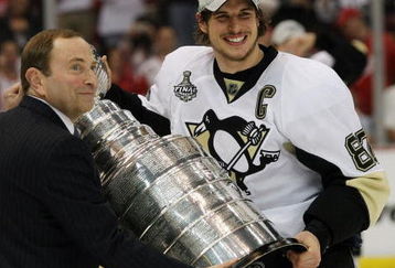 DETROIT - JUNE 12:  NHL commissioner Gary Bettman presents Sidney Crosby #87 of the Pittsburgh Penguins with the Stanley Cup after his team defeated the Detroit Red Wings by a score of 2-1 to win Game Seven and the 2009 NHL Stanley Cup Finals at Joe Louis Arena on June 12, 2009 in Detroit, Michigan.  (Photo by Bruce Bennett/Getty Images)