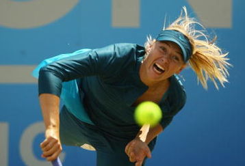 BIRMINGHAM, ENGLAND - JUNE 13:  Maria Sharapova of Russia in action against Na Li of China during day Six of the AEGON Classic at the Edgbaston Priory Club on June 13, 2009 in Birmingham, England.  (Photo by Matthew Lewis/Getty Images)