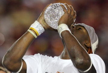 PASADENA, CA - JANUARY 04:  Quarterback Vince Young #10 of the Texas Longhorns kisses the championship trophy after defeating the USC Trojans in the final moments of the BCS National Championship Rose Bowl Game at the Rose Bowl on January 4, 2006 in Pasadena, California.  Texas defeated USC 41-38.  (Photo by Harry How/Getty Images)