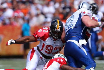 HONOLULU, HI - FEBRUARY 08: Tight end Jason Witten #82 of the NFC All-Stars Dallas Cowboys catches a pass and gets gang tackled by defensive end James Harrison #92 of the AFC All-Stars Pittsburgh Steelers and cornerback Darrelle Revis #24 of the New York Jets in the 2009 NFL Pro Bowl at Aloha Stadium on February 8, 2009 in Honolulu, Hawaii. The NFC defeated the AFC 30-21. (Photo by Paul Spinelli/Getty Images)