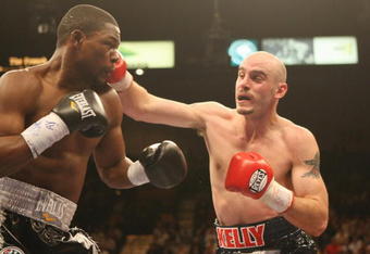 LAS VEGAS - FEBRUARY 16:  Kelly Pavlik connects with a right against Jermain Taylor during their middlleweight fight at the MGM Grand Garden Arena on February 16, 2008 in Las Vegas, Nevada.  (Photo by Jed Jacobsohn/Getty Images)