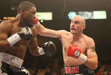 LAS VEGAS - FEBRUARY 16:  Kelly Pavlik connects with a right against Jermain Taylor during their middlleweight fight at the MGM Grand Garden Arena on February 16, 2008 in Las Vegas, Nevada.  (Photo by Jed Jacobsohn/Getty Images)