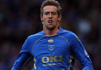PORTSMOUTH, UNITED KINGDOM - MAY 18:  Peter Crouch of Portsmouth in action during the Barclays Premier League match between Portsmouth and Sunderland at Fratton Park on May 18, 2009 in Portsmouth, England.  (Photo by Bryn Lennon/Getty Images)