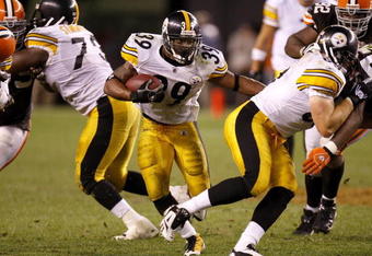 CLEVELAND - SEPTEMBER 14:  Willie Parker #39 of the Pittsburgh Steelers runs through a hole created by Kendall Simmons #73 and Heath Miller #83 during the fourth quarter while playing the Cleveland Browns on September 14, 2008 at Cleveland Browns Stadium in Cleveland, Ohio. (Photo by Gregory Shamus/Getty Images)