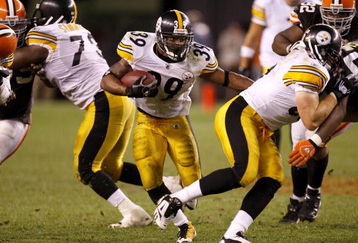 CLEVELAND - SEPTEMBER 14:  Willie Parker #39 of the Pittsburgh Steelers runs through a hole created by Kendall Simmons #73 and Heath Miller #83 during the fourth quarter while playing the Cleveland Browns on September 14, 2008 at Cleveland Browns Stadium in Cleveland, Ohio. (Photo by Gregory Shamus/Getty Images)