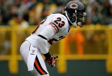 GREEN BAY, WI - NOVEMBER 16:  Devin Hester #23 of the Chicago Bears prepares to return a kick off against the Green Bay Packers during NFL action at Lambeau Field on November 16, 2008 in Green Bay, Wisconsin. The Packers defeated the Bears 37-3.  (Photo by Doug Pensinger/Getty Images)