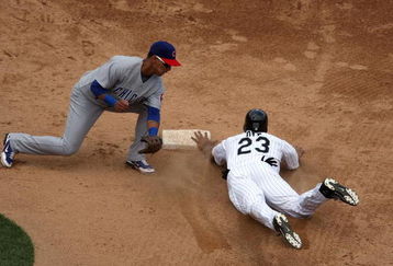 CHICAGO - JUNE 28:  Jermaine Dye #23 of the Chicago White Sox steals second base ahead of a tag attempt by Ronny Cedeno #5 of the Chicago Cubs at U.S. Cellular Field on June 28, 2008 in Chicago, Illinois.  (Photo by Jonathan Daniel/Getty Images)