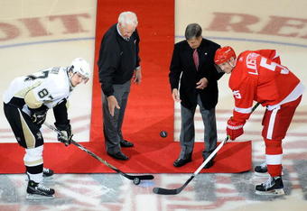 DETROIT - MAY 30:  Hall of Famers Gordie Howe (L) and Ted Lindsay (R) drop the ceremonial pucks to Sidney Crosby #87 of the Pittsburgh Penguins and Nicklas Lidstrom #5 of the Detroit Red Wings before Game 1 of the 2009 Stanley Cup Finals at Joe Louis Arena on May 30, 2009 in Detroit, Michigan.  (Photo by Harry How/Getty Images)