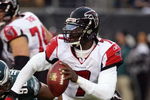 PHILADELPHIA - DECEMBER 31:  Michael Vick #7 of the Atlanta Falcons looks to pass against the Philadelphia Eagles in NFL action December 31, 2006 at Lincoln Financial Field in Philadelphia, Pennsylvania. The Eagles won 24-17.  (Photo by Jim McIsaac/Getty Images)