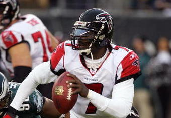 PHILADELPHIA - DECEMBER 31:  Michael Vick #7 of the Atlanta Falcons looks to pass against the Philadelphia Eagles in NFL action December 31, 2006 at Lincoln Financial Field in Philadelphia, Pennsylvania. The Eagles won 24-17.  (Photo by Jim McIsaac/Getty Images)