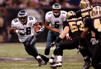 NEW ORLEANS - DECEMBER 23:  Brian Westbrook #36 of the Philadelphia Eagles runs past Mark Simoneau #53 of the New Orleans Saints on December 23, 2007 at the Louisiana Superdome in New Orleans, Louisiana.  (Photo by Chris Graythen/Getty Images)