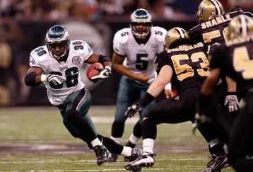 NEW ORLEANS - DECEMBER 23:  Brian Westbrook #36 of the Philadelphia Eagles runs past Mark Simoneau #53 of the New Orleans Saints on December 23, 2007 at the Louisiana Superdome in New Orleans, Louisiana.  (Photo by Chris Graythen/Getty Images)