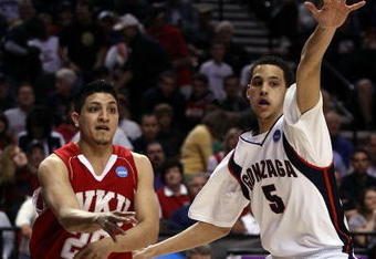 PORTLAND, OR - MARCH 21:  Orlando Mendez-Valdez #20 of the Western Kentucky Hilltoppers passes the ball past the arm of Austin Daye #5 of the Gonzaga Bulldogs in the first half during the second round of the NCAA Division I Men's Basketball Tournament at the Rose Garden on March 21, 2009 in Portland, Oregon.  (Photo by Jonathan Ferrey/Getty Images)