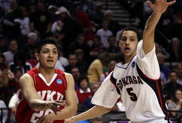 PORTLAND, OR - MARCH 21:  Orlando Mendez-Valdez #20 of the Western Kentucky Hilltoppers passes the ball past the arm of Austin Daye #5 of the Gonzaga Bulldogs in the first half during the second round of the NCAA Division I Men's Basketball Tournament at the Rose Garden on March 21, 2009 in Portland, Oregon.  (Photo by Jonathan Ferrey/Getty Images)