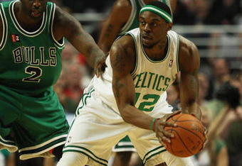 CHICAGO - MARCH 17: Bill Walker #12 of the Boston Celtics looks to pass under pressure from Tim Thomas #2 of the Chicago Bulls on March 17, 2009 at the United Center in Chicago, Illinois. The Bulls defeated the Celtics 127-121. NOTE TO USER: User expressly acknowledges and agreees that, by downloading and/or using this Photograph, User is consenting to the terms and conditions of the Getty Images License Agreement. (Photo by Jonathan Daniel/Getty Images)
