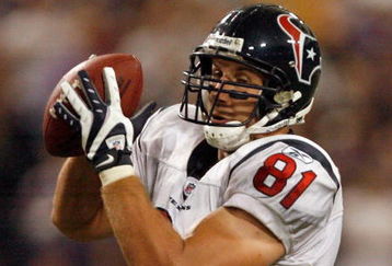 MINNEAPOLIS - NOVEMBER 02:  Owen Daniels #81 of the Houston Texans makes a catch against the Minnesota Vikings during the fourth quarter at the Hubert H. Humphrey Metrodome on November 2, 2008 in Minneapolis, Minnesota.  (Photo by Harry How/Getty Images)