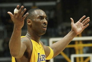 LOS ANGELES - JANUARY 27:   Kobe Bryant #8 of the Los Angeles Lakers complains about a no call in the game with the Golden State Warriors on January 27, 2006 at Staples Center in Los Angeles, California. The Lakers won 106-105 in overtime. NOTE TO USER: User expressly acknowledges and agrees that, by downloading and or using this photograph, User is consenting to the terms and conditions of the Getty Images License Agreement.   (Photo by Stephen Dunn /Getty Images)