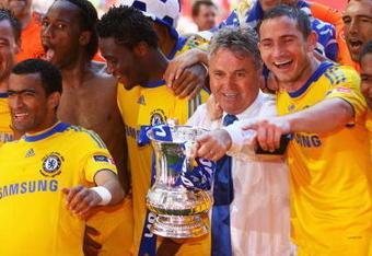 LONDON, ENGLAND - MAY 30:  Chelsea Manager Guus Hiddink celebrates with winning goalscorer Frank Lampard and team mates following the FA Cup sponsored by E.ON Final match between Chelsea and Everton at Wembley Stadium on May 30, 2009 in London, England.  (Photo by Alex Livesey/Getty Images)