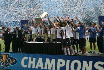 CHICAGO - JUNE 24:  Team USA celebrates with the trophy after their 2-1 win against Mexico during the CONCACAF Gold Cup Final match at Soldier Field on June 24, 2007 in Chicago, Illinois.  (Photo by Jonathan Daniel/Getty Images)