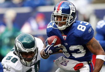 EAST RUTHERFORD, NJ - DECEMBER 07: Sinorice Moss #83 of the New York Giants returns a kickoff against the Philadelphia Eagles at Giants Stadium on December 7, 2008 in East Rutherford, New Jersey.  (Photo by Nick Laham/Getty Images)