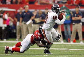 ATLANTA - OCTOBER 12:  Desmond Clark #88 of the Chicago Bears carries the ball against Curtis Lofton #50 of the Atlanta Falcons at the Georgia Dome on October 12, 2008 in Atlanta, Georgia.  (Photo by Kevin C. Cox/Getty Images)