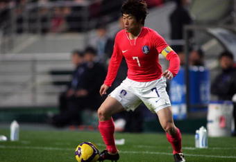 SEOUL, SOUTH KOREA - APRIL 01: Ji-Sung Park of South Korea plays during the 2010 FIFA World Cup Asian qualifier match between South Korea and North Korea at Seoul World Cup Stadium on April 1, 2009 in Seoul, South Korea. (Photo by Koji Watanabe/Getty Images)
