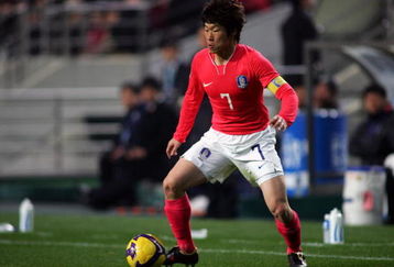 SEOUL, SOUTH KOREA - APRIL 01: Ji-Sung Park of South Korea plays during the 2010 FIFA World Cup Asian qualifier match between South Korea and North Korea at Seoul World Cup Stadium on April 1, 2009 in Seoul, South Korea. (Photo by Koji Watanabe/Getty Images)