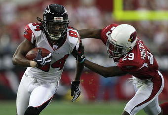 GLENDALE, AZ - JANUARY 03:  Wide receiver Roddy White #84 of the Atlanta Falcons runs with the ball past Dominique Rodgers-Cromartie #29 of the Arizona Cardinals during the NFC Wild Card Game on January 3, 2009 at University of Phoenix Stadium in Glendale, Arizona. The Cardinals defeated the Falcons 30-24.  (Photo by Jed Jacobsohn/Getty Images)
