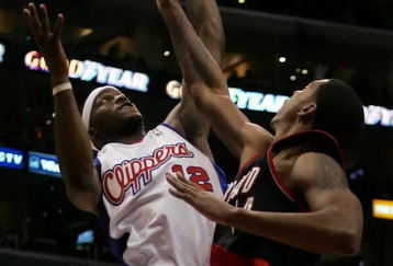 LOS ANGELES, CA - FEBRUARY 27:  Al Thornton #12 of the Los Angeles Clippers and Channing Frye #44 of the Portland Trail Blazers fight for a rebound during the first half at Staples Center on February 27, 2008 in Los Angeles, California.  (Photo by Jeff Gross/Getty Images)