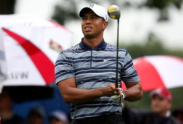 FARMINGDALE, NY - JUNE 18:  Tiger Woods watches his tee shot on the second hole during the first round of the 109th U.S. Open on the Black Course at Bethpage State Park on June 18, 2009 in Farmingdale, New York.  (Photo by Nick Laham/Getty Images)