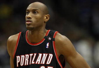 DALLAS - FEBRUARY 04:  Travis Outlaw #25 of the Portland Trail Blazers during play against the Dallas Mavericks on February 4, 2009 at American Airlines Center in Dallas, Texas.  NOTE TO USER: User expressly acknowledges and agrees that, by downloading and/or using this Photograph, user is consenting to the terms and conditions of the Getty Images License Agreement.  (Photo by Ronald Martinez/Getty Images)