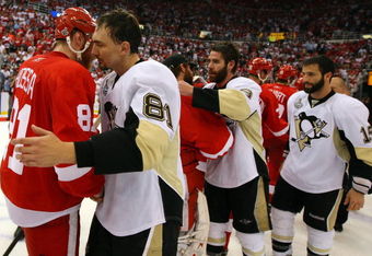DETROIT - JUNE 12:  Miroslav Satan #81 of the Pittsburgh Penguins shakes hands with Marian Hossa #81 of the Detroit Red Wings after Game Seven of the 2009 NHL Stanley Cup Finals at Joe Louis Arena on June 12, 2009 in Detroit, Michigan.  (Photo by Jim McIsaac/Getty Images)