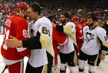DETROIT - JUNE 12:  Miroslav Satan #81 of the Pittsburgh Penguins shakes hands with Marian Hossa #81 of the Detroit Red Wings after Game Seven of the 2009 NHL Stanley Cup Finals at Joe Louis Arena on June 12, 2009 in Detroit, Michigan.  (Photo by Jim McIsaac/Getty Images)