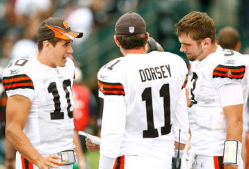OAKLAND, CA - SEPTEMBER 23:  Quarterbacks Brady Quinn #10, Ken Dorsey #11 and Derek Anderson #3 of the Cleveland Browns discuss strategy on the sideline during a 26-24 loss to the Oakland Raiders at McAfee Coliseum on September 23, 2007 in Oakand, California.  (Photo by Kevin Terrell/Getty Images)