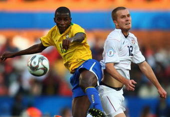 PRETORIA, SOUTH AFRICA - JUNE 18:  Michael Bradley of USA battles with Ramires of Brazil during the FIFA Confederations Cup match between USA and Brasil at Loftus Versfeld Stadium on June 18, 2009 in Pretoria, South Africa.  (Photo by Jamie McDonald/Getty Images)