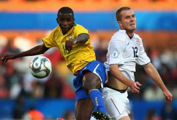 PRETORIA, SOUTH AFRICA - JUNE 18:  Michael Bradley of USA battles with Ramires of Brazil during the FIFA Confederations Cup match between USA and Brasil at Loftus Versfeld Stadium on June 18, 2009 in Pretoria, South Africa.  (Photo by Jamie McDonald/Getty Images)