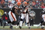 CLEVELAND - NOVEMBER 23:  Brady Quinn #10 of the Cleveland Browns hands off the ball to Jamal Lewis #31 during the NFL game against the Houston Texans at Cleveland Browns Stadium on November 23, 2008 in Cleveland, Ohio.  (Photo by Andy Lyons/Getty Images)