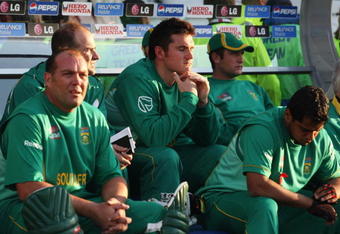 NOTTINGHAM, ENGLAND - JUNE 18:  Graeme Smith of South Africa looks dejected with team mate Jacques Kallis during the ICC World Twenty20 Semi Final between Pakistan and South Africa at Trent Bridge on June 18, 2009 in Nottingham, England.  (Photo by Hamish Blair/Getty Images)