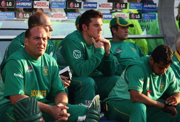 NOTTINGHAM, ENGLAND - JUNE 18:  Graeme Smith of South Africa looks dejected with team mate Jacques Kallis during the ICC World Twenty20 Semi Final between Pakistan and South Africa at Trent Bridge on June 18, 2009 in Nottingham, England.  (Photo by Hamish Blair/Getty Images)