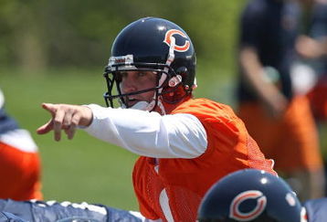 LAKE FOREST, IL - MAY 20:  Jay Cutler #6 of the Chicago Bears points to a defensive formation during an organized team activity (OTA) practice on May 20, 2009 at Halas Hall in Lake Forest, Illinois. (Photo by Jonathan Daniel/Getty Images)