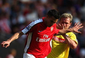 LONDON, ENGLAND - MAY 24:  Robin Van Persie (L) of Arsenal wins the ball over Liam Lawrence (R) of Stoke City during the Barclays Premier League match between Arsenal and Stoke City at Emirates Stadium on May 24, 2009 in London, England.  (Photo by Ryan Pierse/Getty Images)